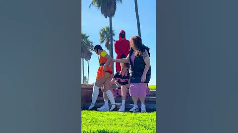 MY SKIRT ACCIDENTALLY RISED UP: What did they tell me?😣LA ELVÍRA #shorts #squidgame