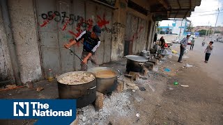Gaza residents prepare meals for refugees from northern Gaza Strip