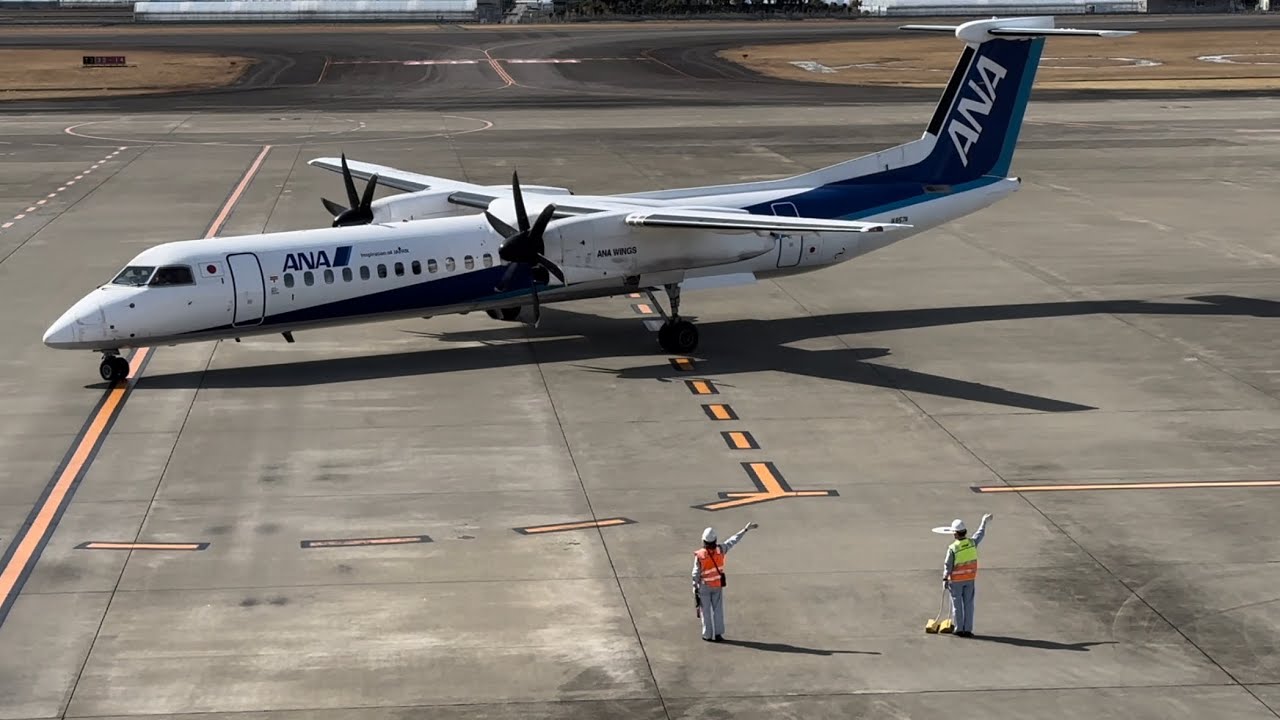 【飛行機】2024/2/9 AM11時頃　#高知龍馬空港　展望デッキ　#プロペラ機　Kochi-Ryoma AIRPORT observation deck 在来型トーイングカー