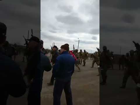 Чаплинка, Херсонская область люди идут с голыми руками против ...