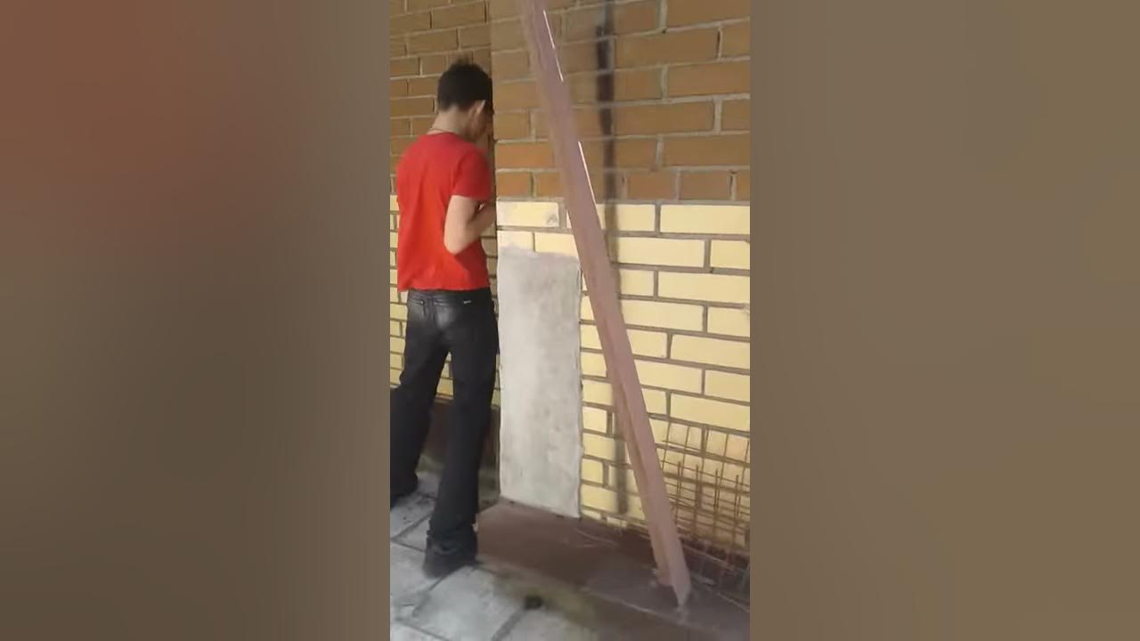 Парень ссыт - YouTube