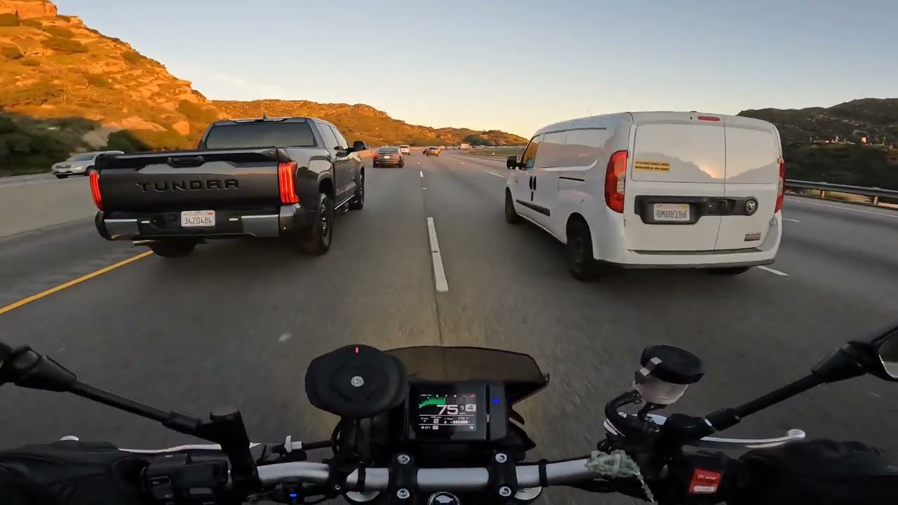 A way to skip traffic 🙃 | arog sadi pag rush hour sa America kaya lusot lusot ang laban 