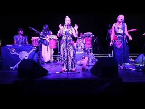 Performance Ndeye San 1