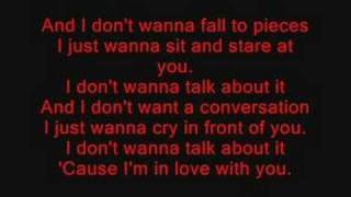 Avril Lavigne Fall to pieces lyrics