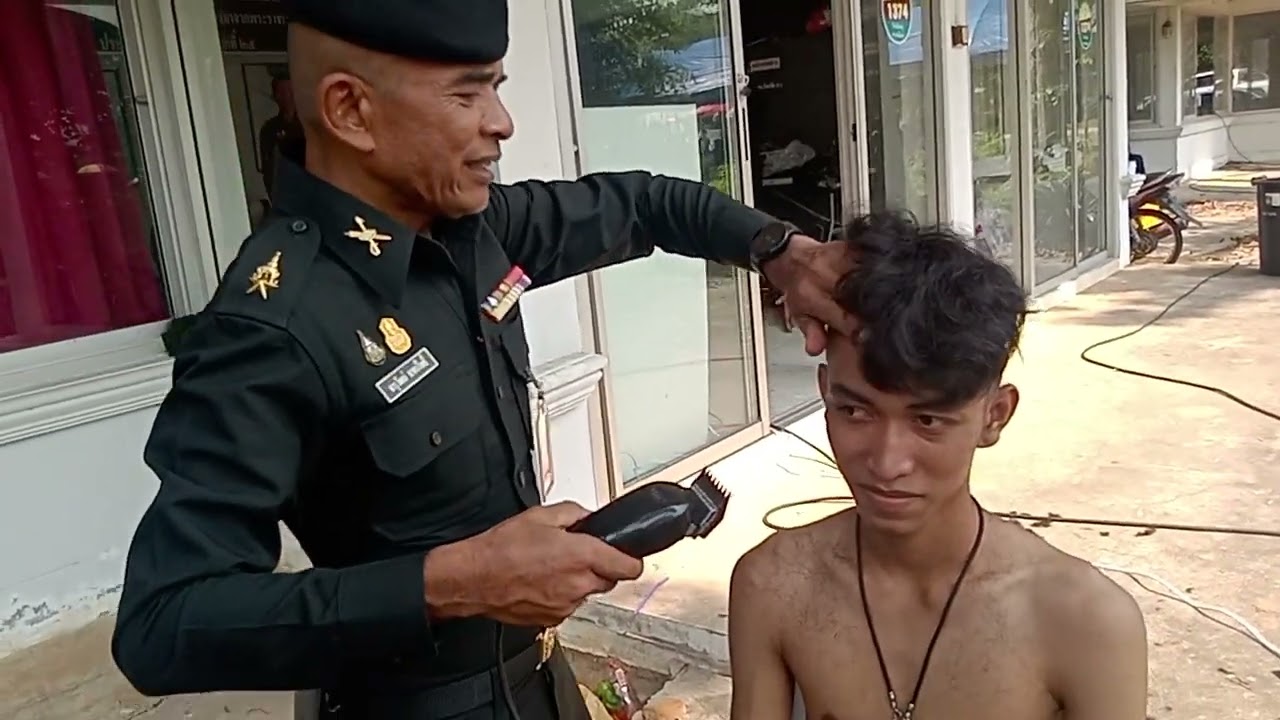 ผู้พันใจดีตัดผมบริการให้ทหารใหม่สุรินทร์