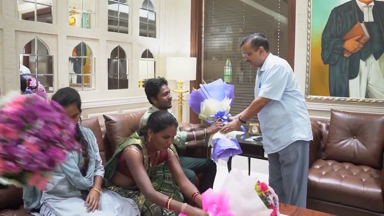 Gujarat से Delhi CM House पहुंचे Harsh Solanki का खुद Arvind Kejriwal ने गले लगकर किया स्वागत