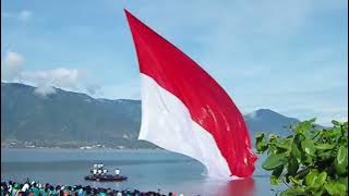 BENDERA MERAH PUTIH BERKIBAR DARI DALAM LAUT TELUK PALU