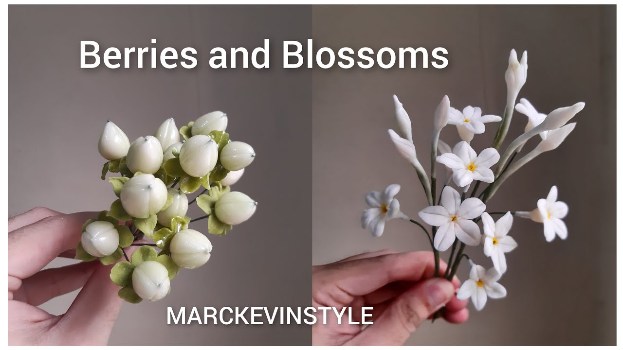 Ягоды зверобоя и некоторые живые цветы