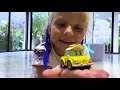 Alicia y su historia con juguetes nuevos para la pequea eva con pap