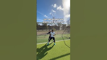 Defender Who Always Block Your Vision 💀🧤 #goalkeeper #soccer #football