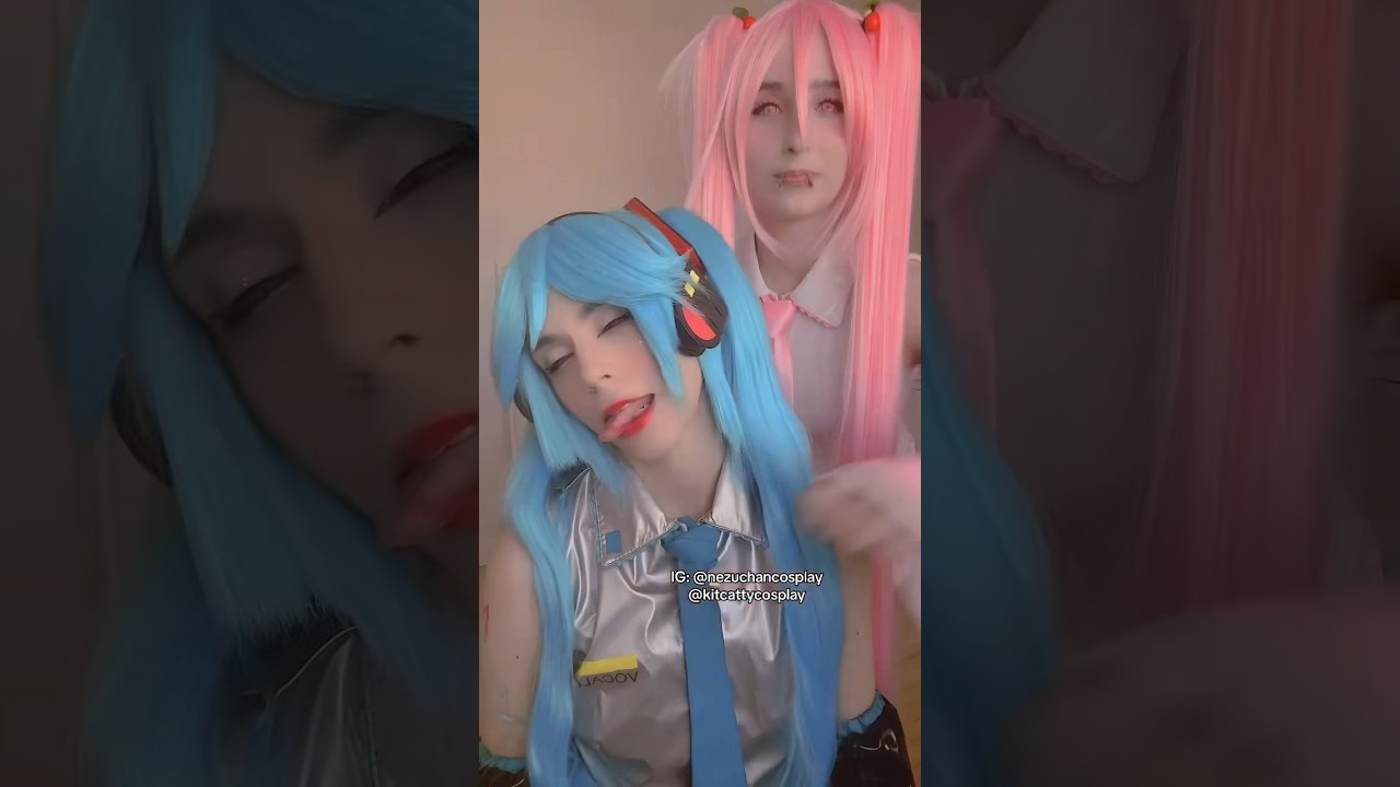 Just me n my twin 🗿 #cosplay #cosplaygirl #vocaloid #hatsunemiku #miku #cosplayer