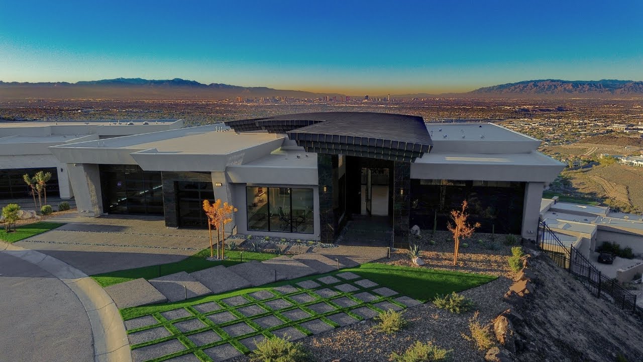 Осмотр ультрасовременного особняка, построенного по индивидуальному проекту, выставленного на про...