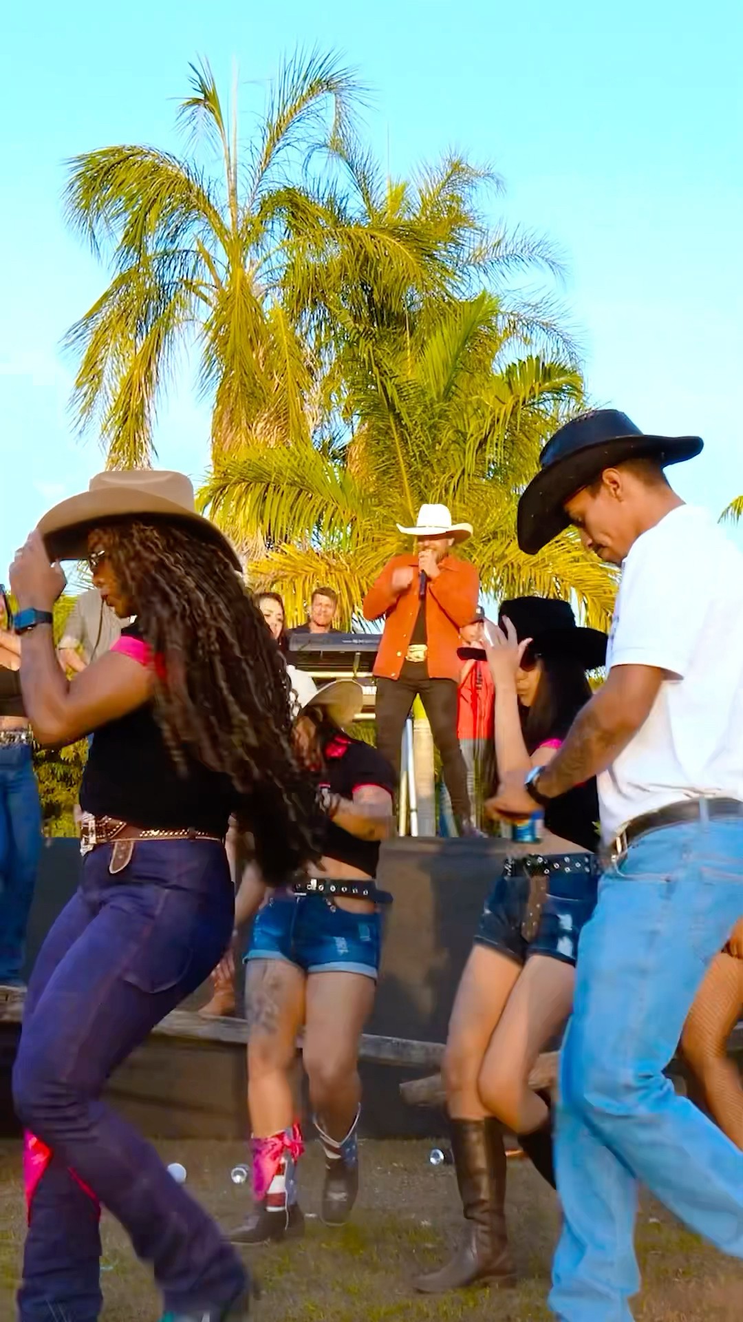 O fenômeno cantando forró do meu Goiás para todo Brasil #boanoiteee #leaozinho #sertanejo