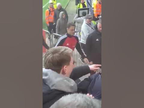 Ударил фанатку. Ударил фанатку