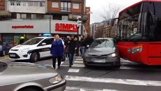 Accidente entre un Bilbobus y un turismo en Bilbao