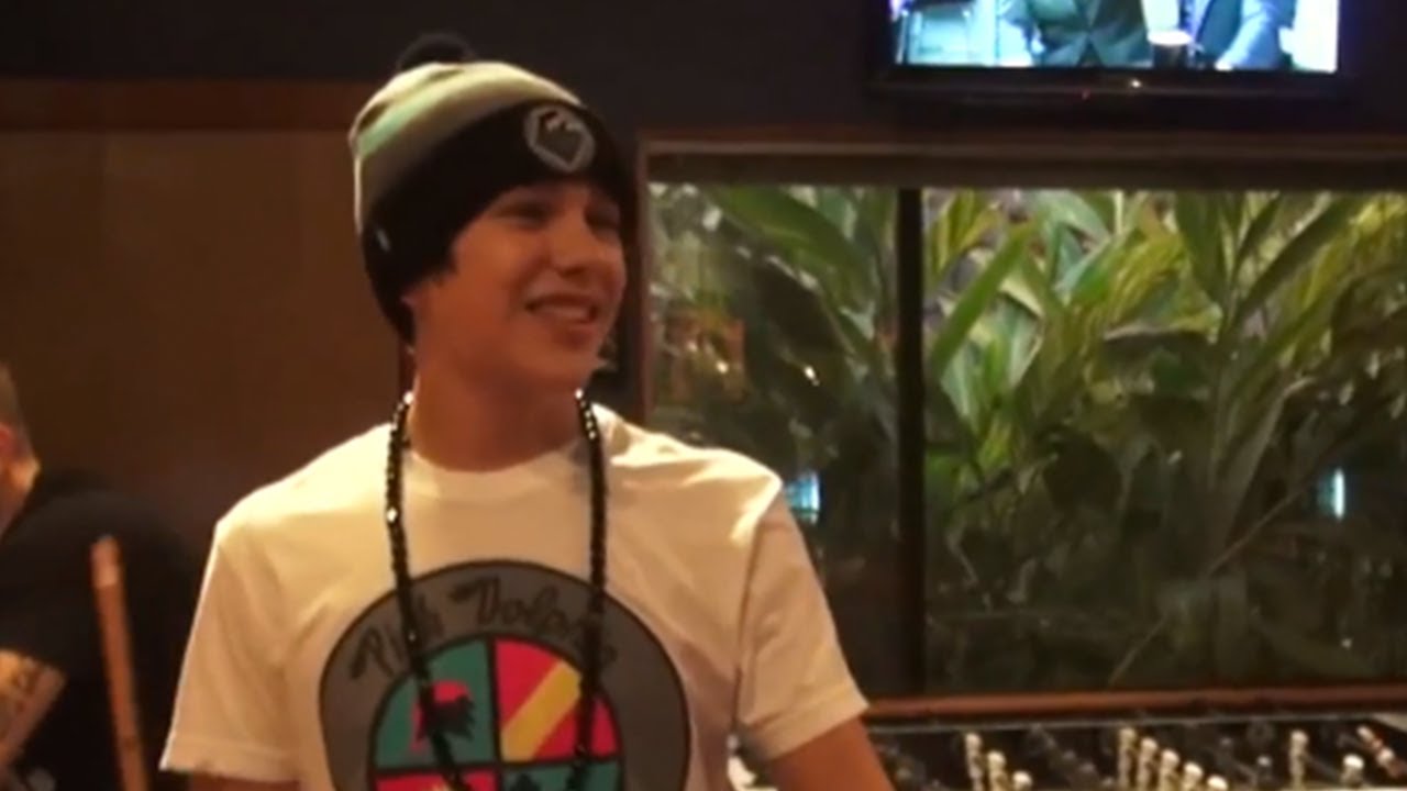 Austin Mahone - Pool Challenge with Mama Mahone