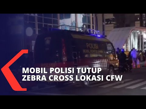 Dua Mobil Polisi Tutup Zebra Cross Dukuh Atas, Remaja Citayam Fashion Week Tetap Beraksi