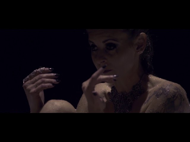 Oqituvchi va ikki talaba porno testdan otmoqda. Uyda gozal yalangoch qiz