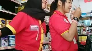 Cewek cantik pegawai mini market goyang dangdut