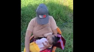 IBU TUNGGAL MENYUSUI BAYI.