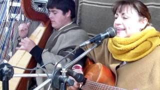 Video thumbnail of "CLAUDIA BRAVO Y NICOLAS CASTILLO - CORRIENDO EN LA MEDIALUNA"