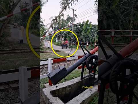 Non-interlock rail gate closing. #railgate #train #railway #shorts