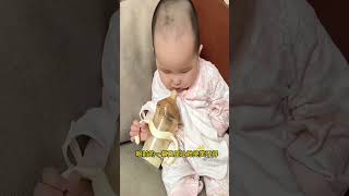 萌娃边喝奶边犯困   真是太可爱了