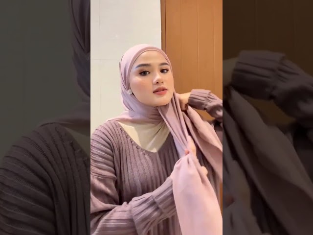 Simple banget, begini cara pakai hijab anting yang rapi #hijab #tutorialhijabsimple #shorts class=