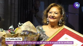 María de la Colina recibe el reconocimiento de La Puebla del Río por sus 40 años en la música.