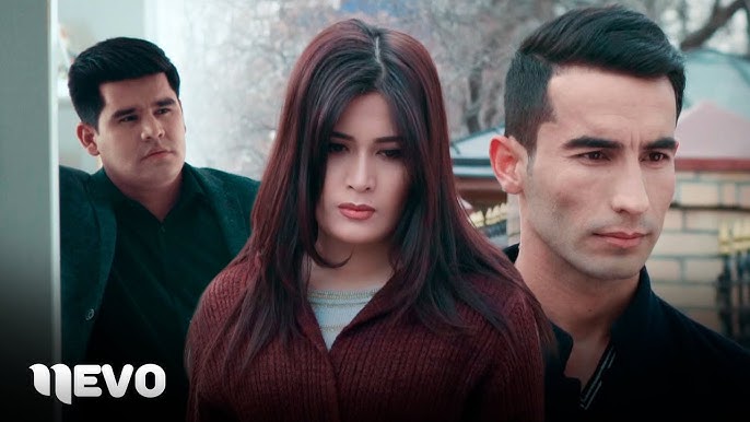 Mashinalar bilan erkak jinsiy aloqa U stulga otiradi va eshakda sikiladi.