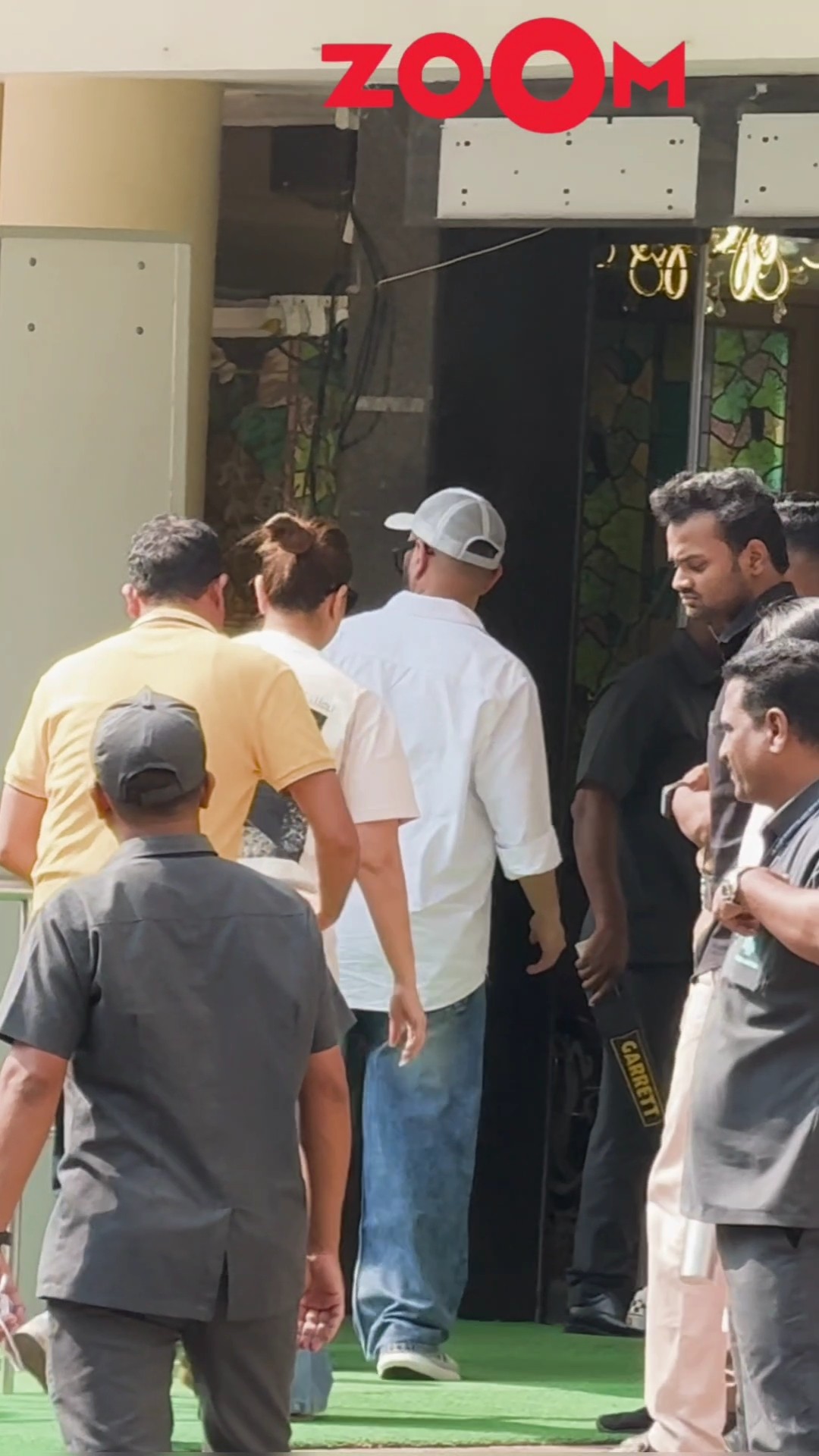 Kareena Kapoor Khan ARRIVES at Lilavati hospital to take an update on Saif's health #shorts