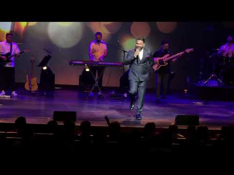 اجرای زنده و عالی علی زندوکیلی اهنگ و موزیک صنم در سالن اپرای دبی اردیبهشت ۱۴۰۴