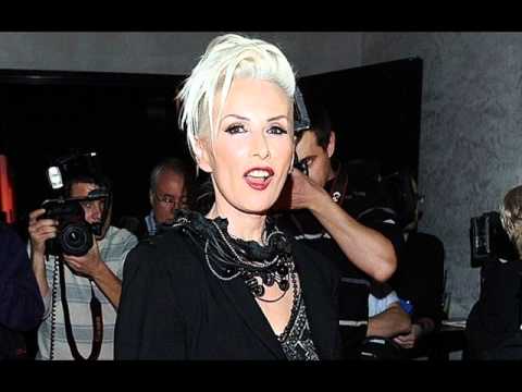 Kora - Lipstick on the glass 2011
