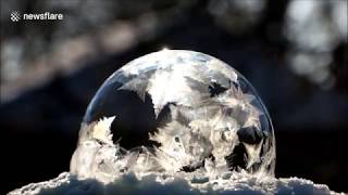 Мыльный пузырь на морозе превращается в ледяную сферу