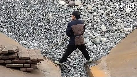 Barge unloads 3200 tons of cobblestone, unloading cobblestone is always better than other materials