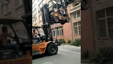 O que seria necessário para que uma empilhadeira não tombe e consiga elevar uma carga?
