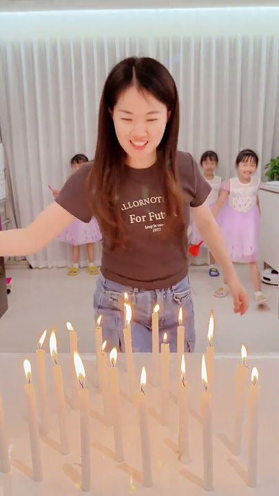 Blowing candles challenge, which triplets have the best props