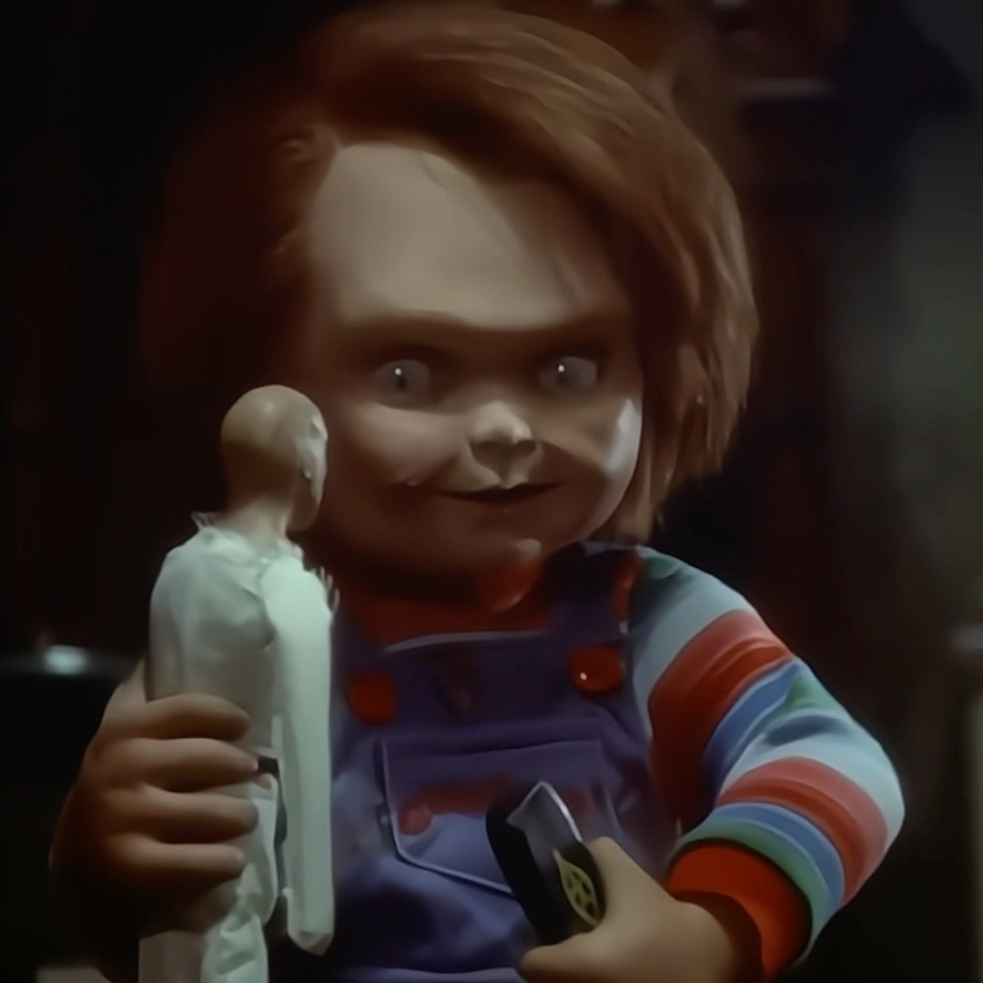 CHUCKY QUEBROU A PERNA E O BRAÇO DO HOMEM #shorts
