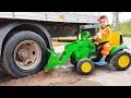 Camión atascado en el barro - Paw Patrol viaja en un tractor de ruedas eléctricas para ayudar