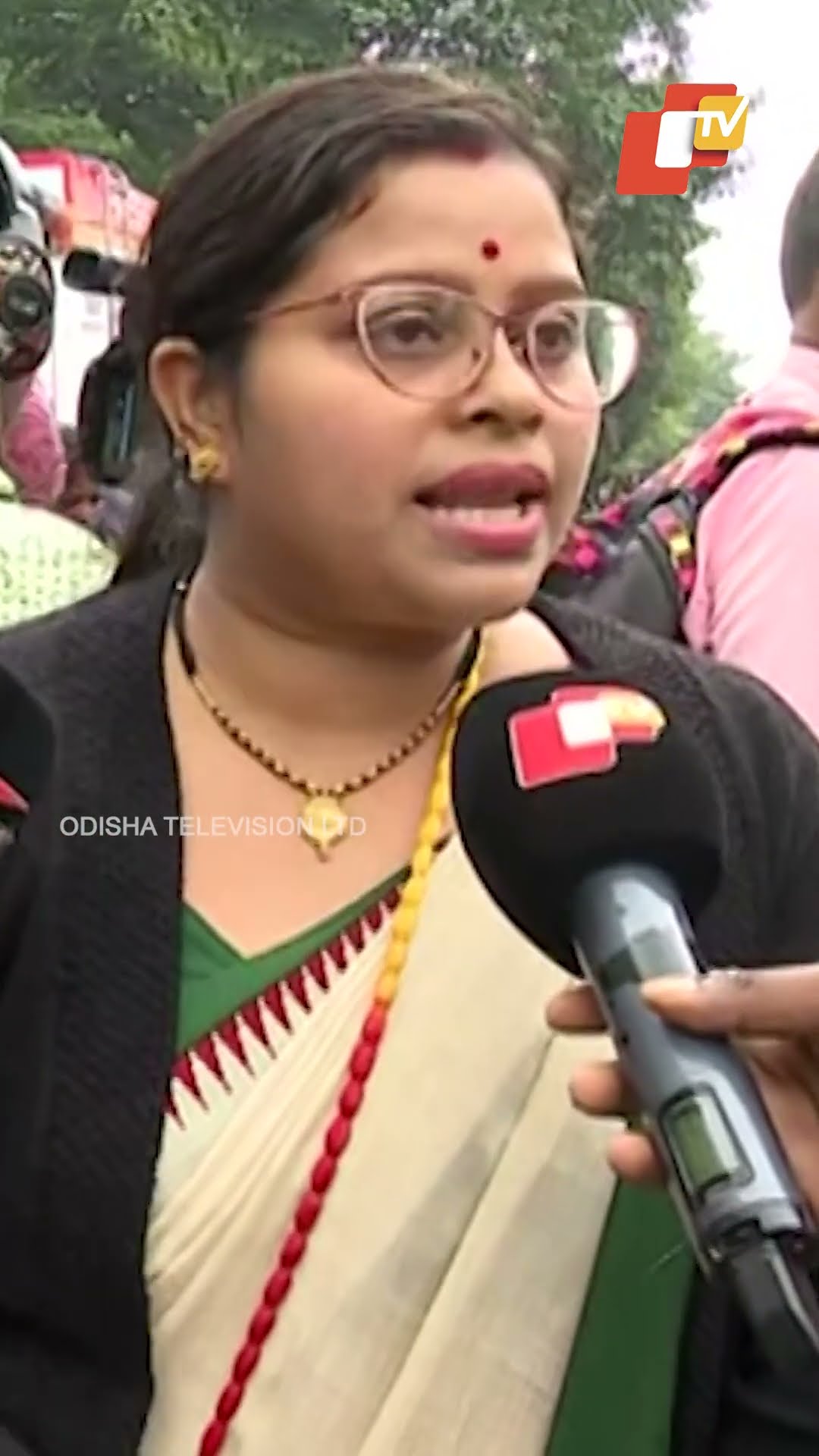 ସ୍ୱାମୀ ସ୍କୁଟି EMI ଦବାକୁ ମନାକଲେ #Protest #LowerPMG #Bhubaneswar #Odisha #OTV