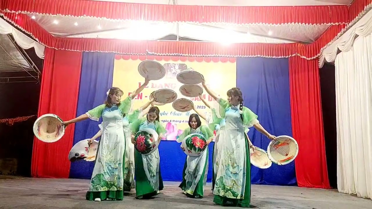 Múa - Hồn Quê- Duyên dáng nhất do chị em phụ nữ xóm Nội, Thụy Vân biểu diễn