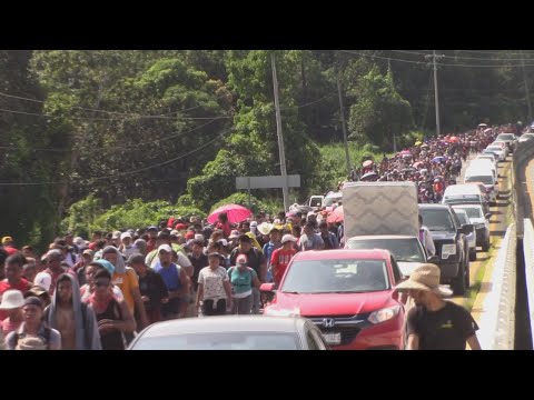 Caravana migrante avanza a paso lento por el sur de México