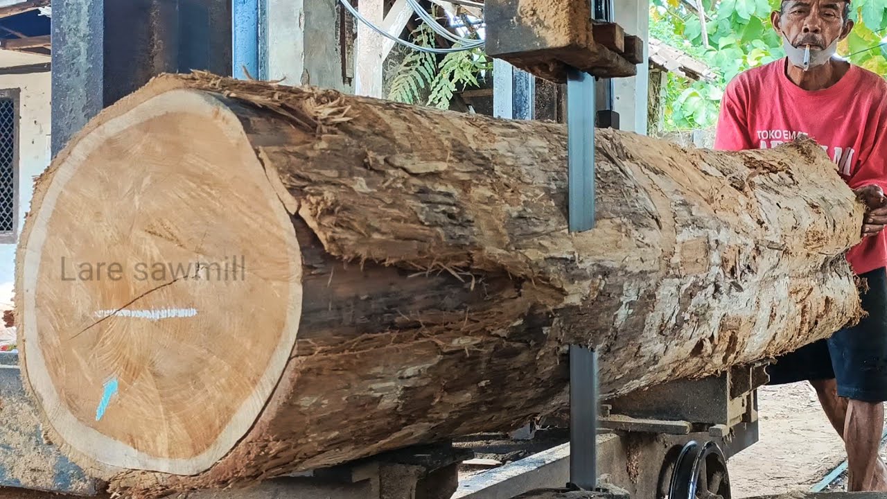 Old and full of beautiful grain process of sawing super teak wood Which ...