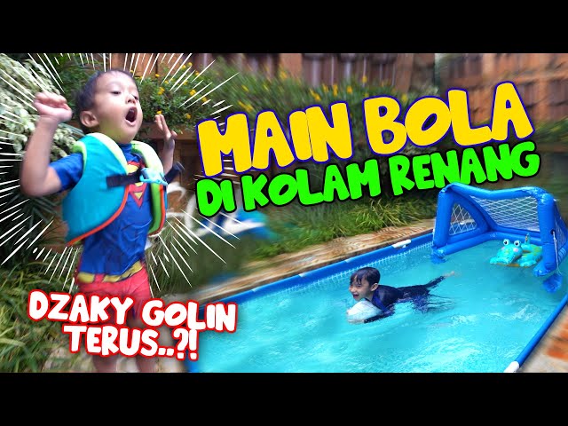 SERU BANGET..!! DZAKY SAMA DJALU MAIN BOLA DI KOLAM RENANG..!! class=