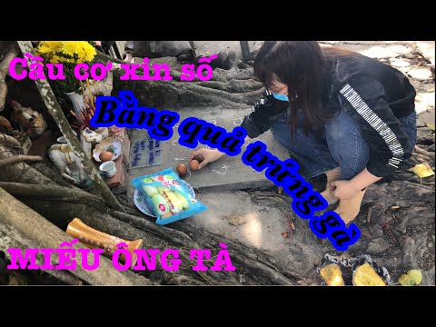 Cầu cơ xin số đề bằng quả trứng gà ở Miếu Ông Tà
