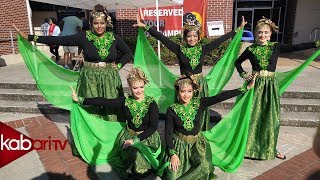 DownloadRemaja-remaja bule menampilkan tarian Indonesia di Florida MP3 MP4 Remaja-remaja bule menampilkan tarian Indonesia di Florida