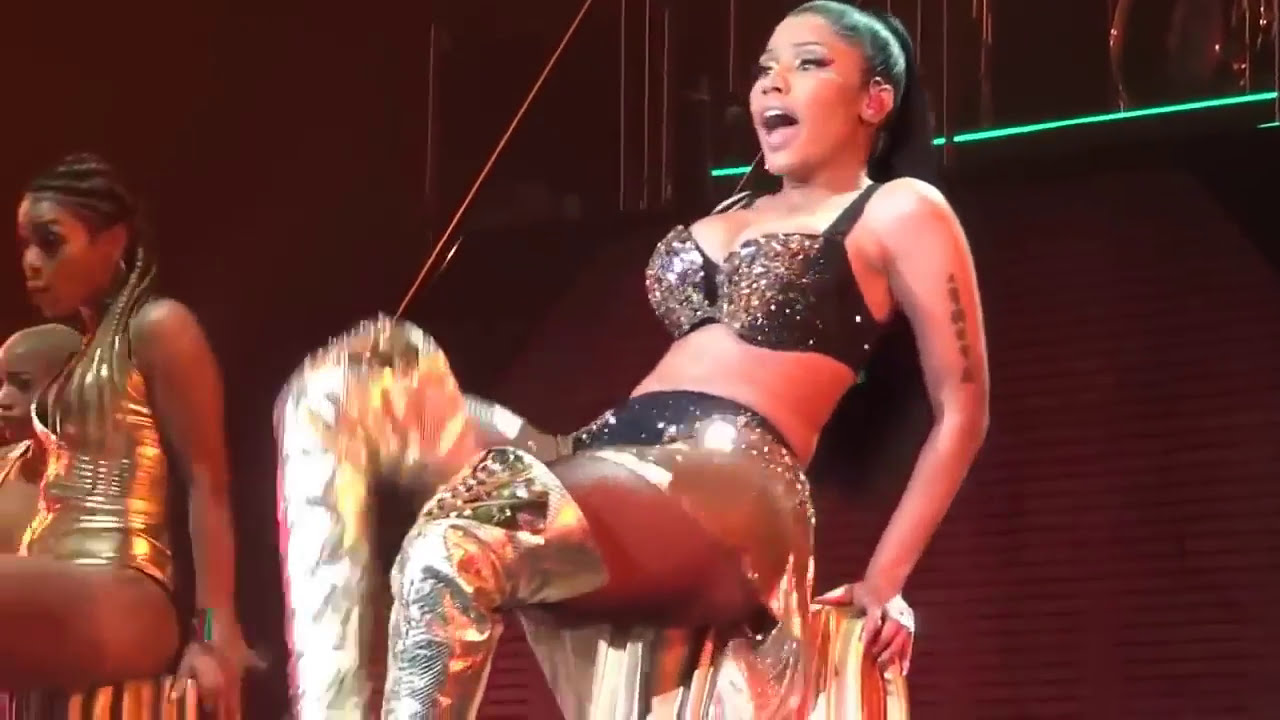 Nicki Minaj Live Anaconda 18 Maiores De Idade Youtube