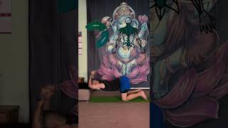 простое упражнение для растяжки плеч и спины #yoga #упражнения  #спорт #спина #shorts