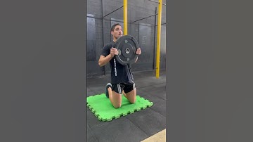 Hip lock- de joelhos com anilha. Elevação de joelho, aterrissagem controlada.