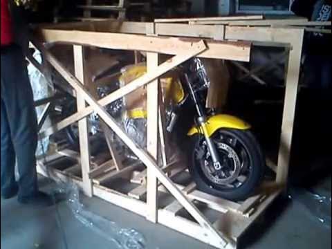 Упаковка мотоцикла в транспортной компании. Упакованный мотоцикл. Упаковка мотоцикла в обрешетке. Упаковка мотоцикла для транспортировки. Обрешетка мотоцикла.